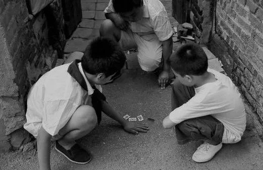外国小孩打游戏吗_视频外国小孩玩手机游戏_外国小孩手机玩游戏视频